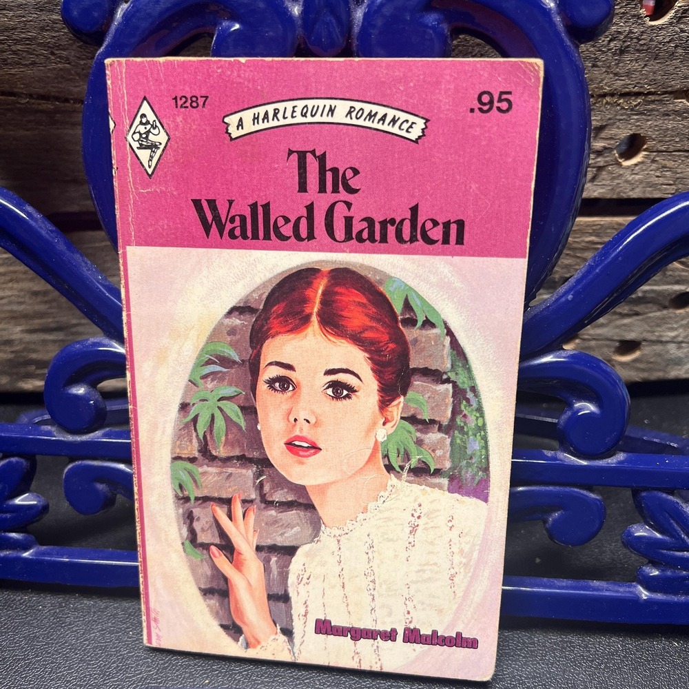 The‎ Walled Garden, by Margaret Makolm, Vintage Harlequin Romance # 1287 1976